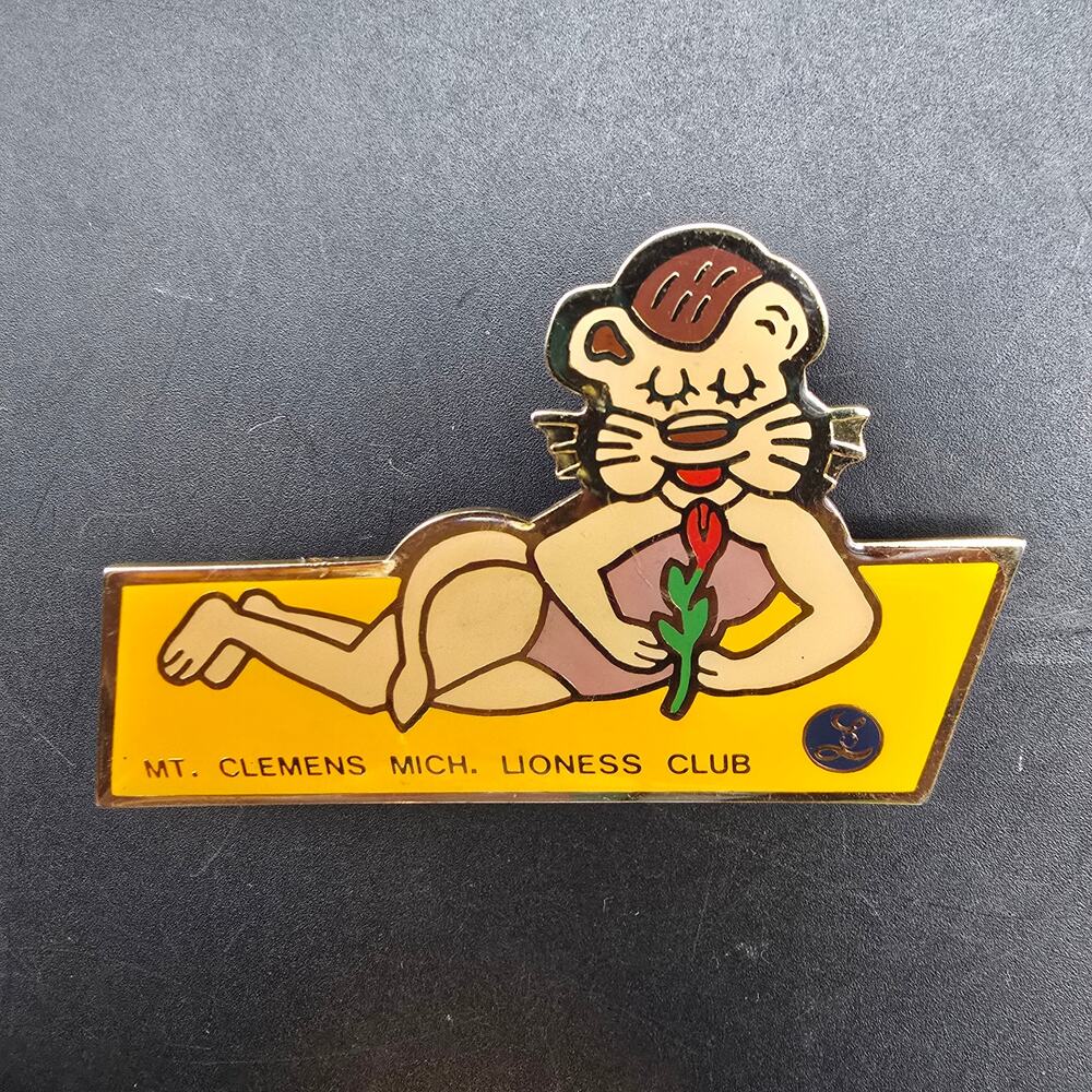 Mt Clemens Michigan Lioness Club Pin Lion With Rose